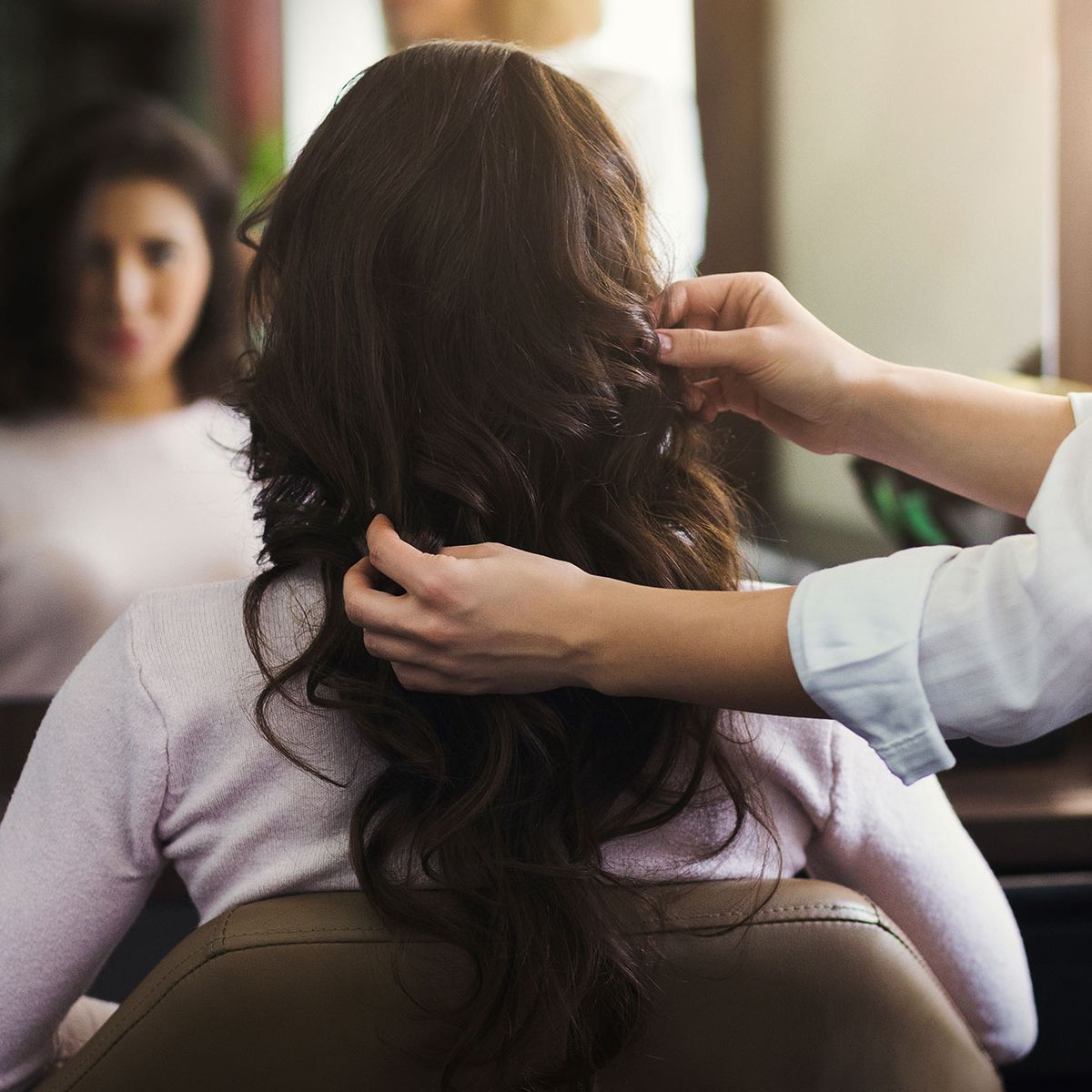 Lange, gestylte Haare